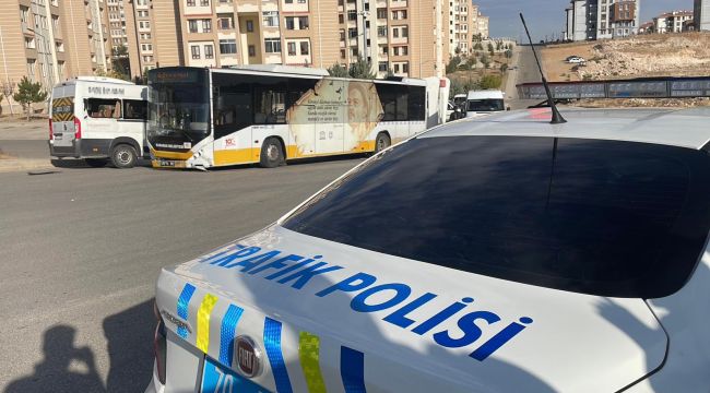 Karaman'da halk otobüsü ile okul servisinin çarpıştığı kazada 2 kişi yaralandı