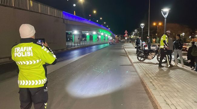 Karaman'da motosiklet yayaya çarptı: 2 yaralı