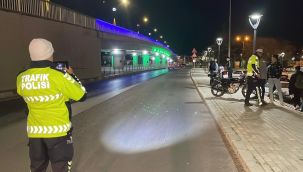 Karaman'da motosiklet yayaya çarptı: 2 yaralı