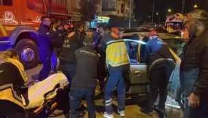 Kaza sonrası araçta sıkışan sürücüyü itfaiye kurtardı 