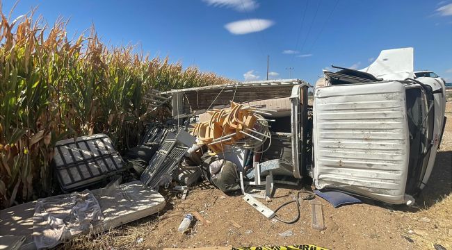 Kontrolden çıkan kamyonet yol kenarına devrildi: 2 yaralı 