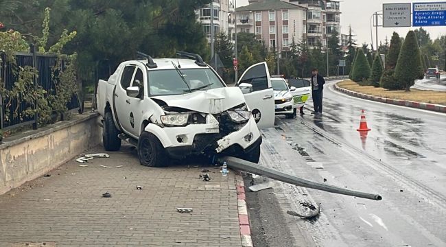 Kontrolden çıkan pikap aydınlatma direğini devirdi 