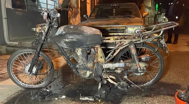 Sahibi tarafından yakılan motosiklet demir yığınına döndü