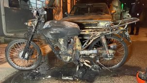 Sahibi tarafından yakılan motosiklet demir yığınına döndü