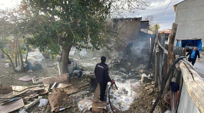 İtfaiye eve sıçrayan yangını büyümeden söndürdü 