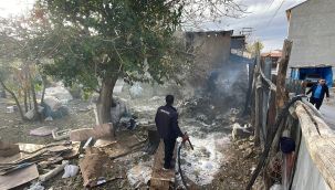 İtfaiye eve sıçrayan yangını büyümeden söndürdü 