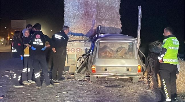 Tıra çarpan otomobildeki karı-koca feci şekilde can verdi