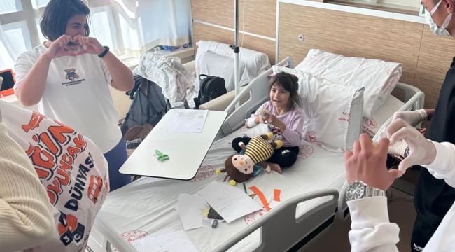 Üniversiteli gençler lösemi hastası çocuklar sevindirildi 