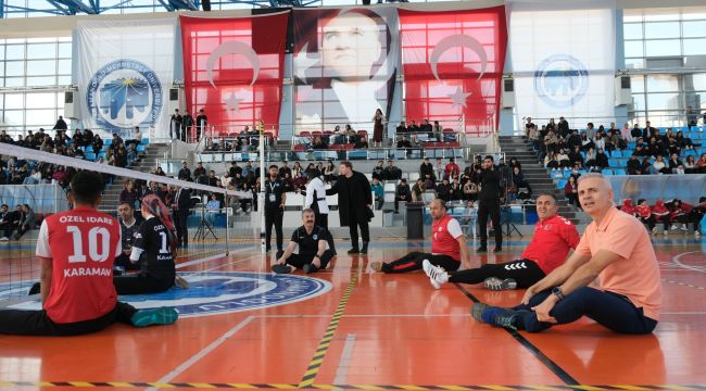 Engelliler gününde il protokolü oturarak voleybol oynadı 