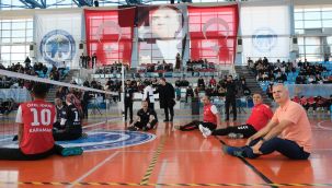 Engelliler gününde il protokolü oturarak voleybol oynadı 