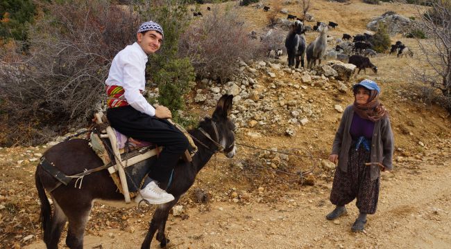 Ermenekli Yusuf söylediği manilerle ilgi odağı oldu 