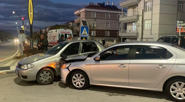 Karaman'da iki otomobil çarpıştı: 6 yaralı 