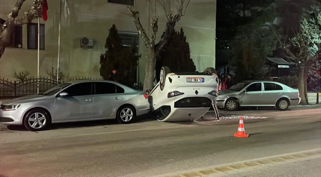 Karaman'da park halindeki araçlara çarpan otomobil ters döndü 