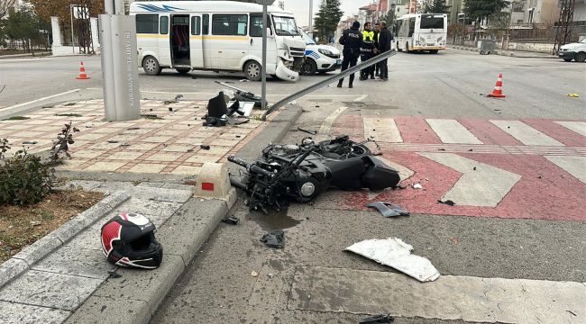 Kazada motosiklet paramparça oldu, sürücüsü genç kadın ağır yaralandı 