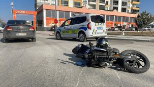Otomobille çarpışan motosikletli yaralandı 