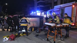 Ekipler otomobilin altında kalan sürücüyü kurtarmak için seferber oldu 