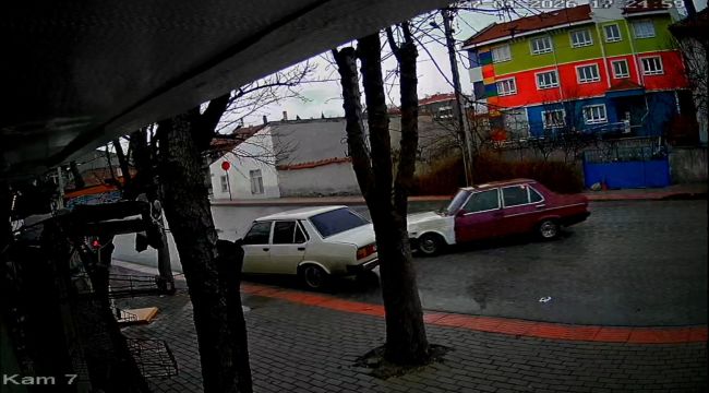 Karaman'da bir sürücünün park halindeki otomobile aracıyla çarparak kaçtı 