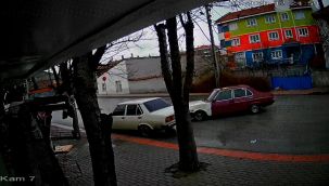 Karaman'da bir sürücünün park halindeki otomobile aracıyla çarparak kaçtı 