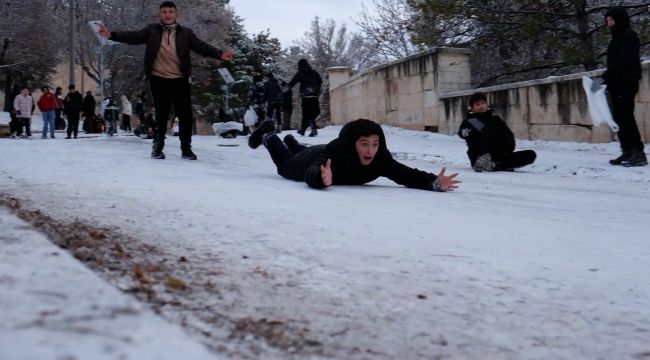 Karaman'da çocuklar karın keyfini kayarak çıkardı 