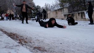 Karaman’da çocuklar karın keyfini kayarak çıkardı 