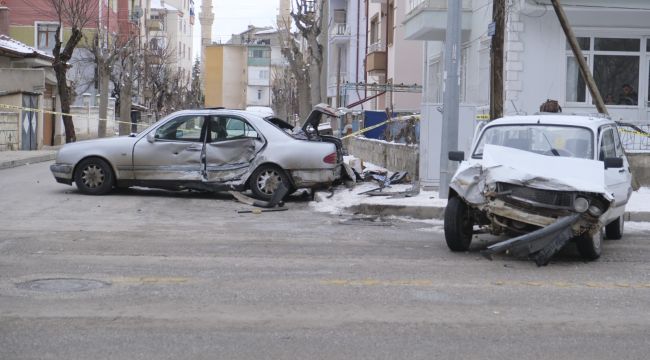 Karaman'da iki otomobilin karıştığı kazada karı koca yaralandı: Kadının durumu ağır
