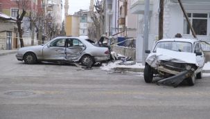 Karaman'da iki otomobilin karıştığı kazada karı koca yaralandı: Kadının durumu ağır