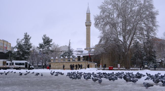Karaman'da kar yağışı sevindirirken, kartpostallık manzaralar oluştu 