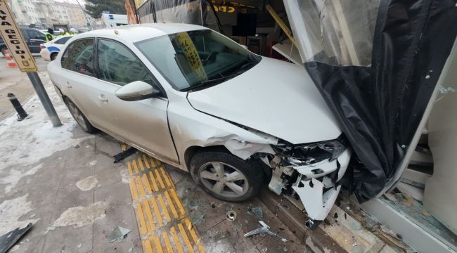 Karaman'da otomobilin iş yerine daldığı kazada 3 kişi yaralandı 
