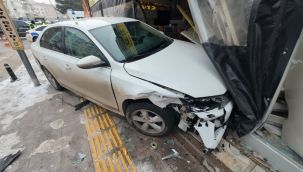 Karaman'da otomobilin iş yerine daldığı kazada 3 kişi yaralandı 