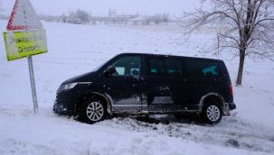 Karlı yolda kontrolden çıkan minibüs şarampole indi 