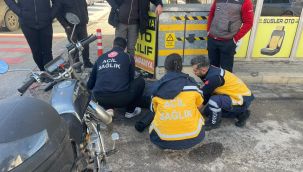 Otomobille çarpışan motosiklet sürücüsü yaralandı