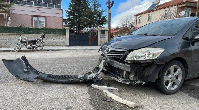 Otomobille çarpışan motosiklet sürücüsünün çenesi kırıldı 