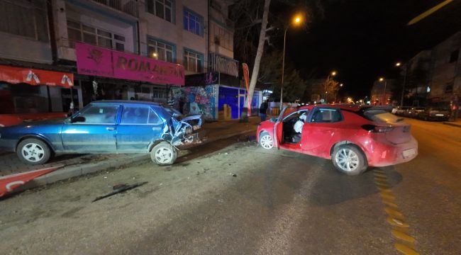 Park halindeki araca çarpan otomobilin sürücüsü yaralandı 