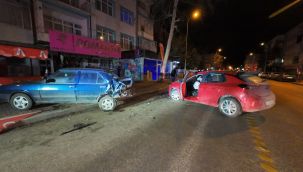 Park halindeki araca çarpan otomobilin sürücüsü yaralandı 