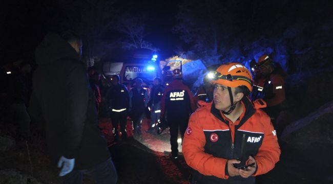 Define bulmak için girdikleri sarnıçta mahsur kalan 3 kişi, kurtarıldı  