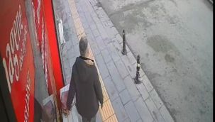 İmamın sahibi gelir alır diye bıraktığı çantayı kaşla göz arasında çaldı