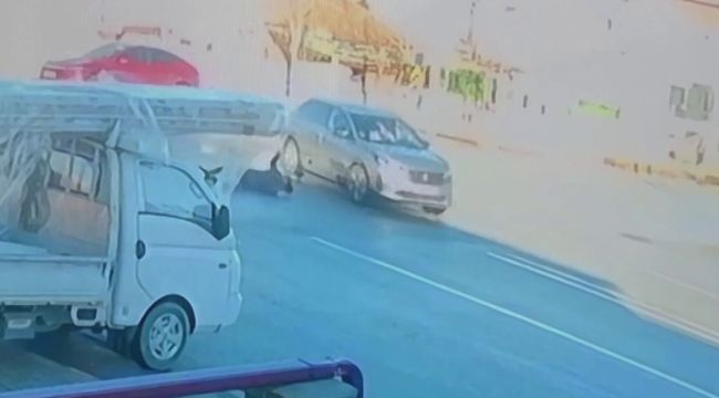 Karaman'da aracın çarptığı yaya yola savrularak yaralandı: o anlar kameraya yansıdı