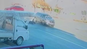 Karaman'da aracın çarptığı yaya yola savrularak yaralandı: o anlar kameraya yansıdı