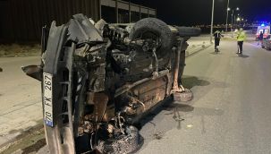 Duba ve aydınlatma direğine çarpan otomobil yan yattı: 2 yaralı 