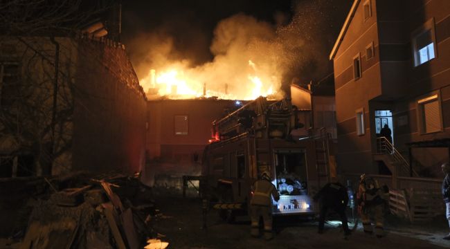 Karaman'da çatı yangını mahalleliyi sokağa döktü: 3 kişi dumandan etkilendi