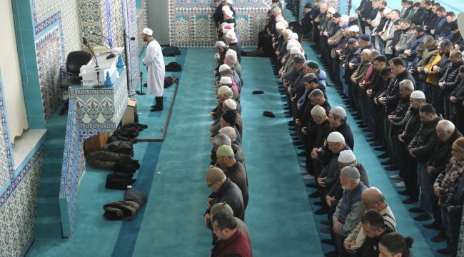 Karaman'da ilk teravih namazında camiler doldu taştı 