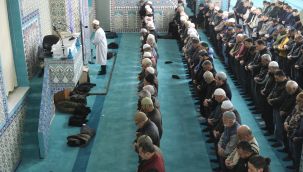 Karaman'da ilk teravih namazında camiler doldu taştı 