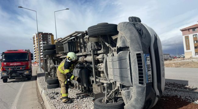 Karaman'da şiddetli fırtına kamyoneti devirdi, çatılar uçtu 