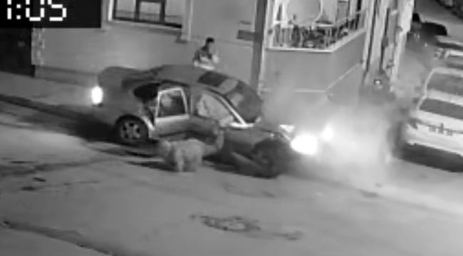 Kaza sonrası kendilerini otomobilden dışarı attılar 