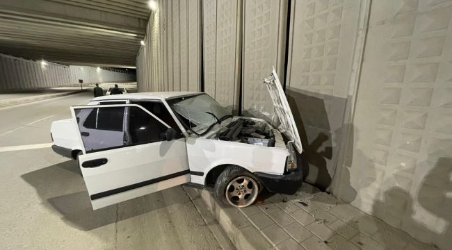 Kontrolden çıkan otomobil alt geçidin duvarına çarptı 