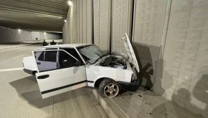 Kontrolden çıkan otomobil alt geçidin duvarına çarptı 