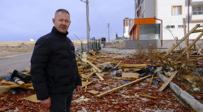 Uçan çatının altında kalmaktan saniyelerle kurtuldu 