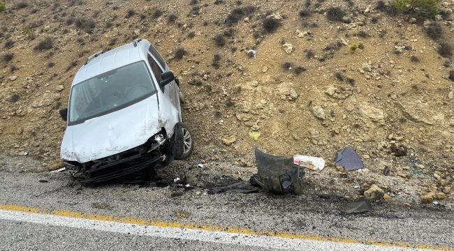 Karaman'da hafif ticari araç şarampole savruldu: 1 yaralı 