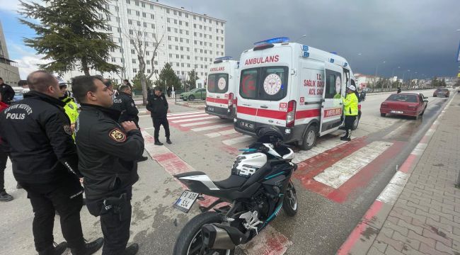 Karaman'da motosiklet otomobile çarptı: 1 yaralı 