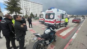 Karaman’da motosiklet otomobile çarptı: 1 yaralı 